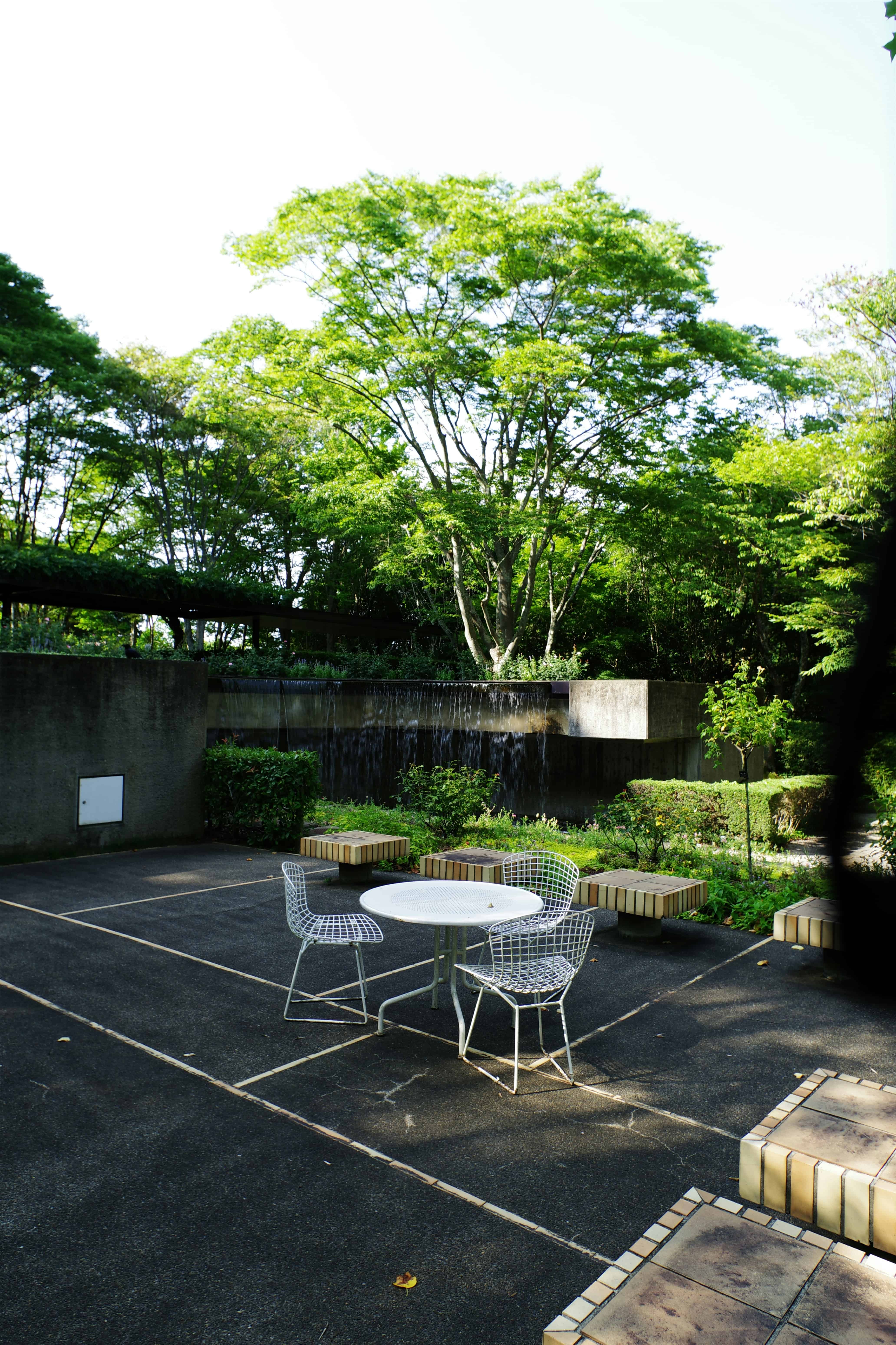 Mestský dvor upravený na moderný oddychový priestor